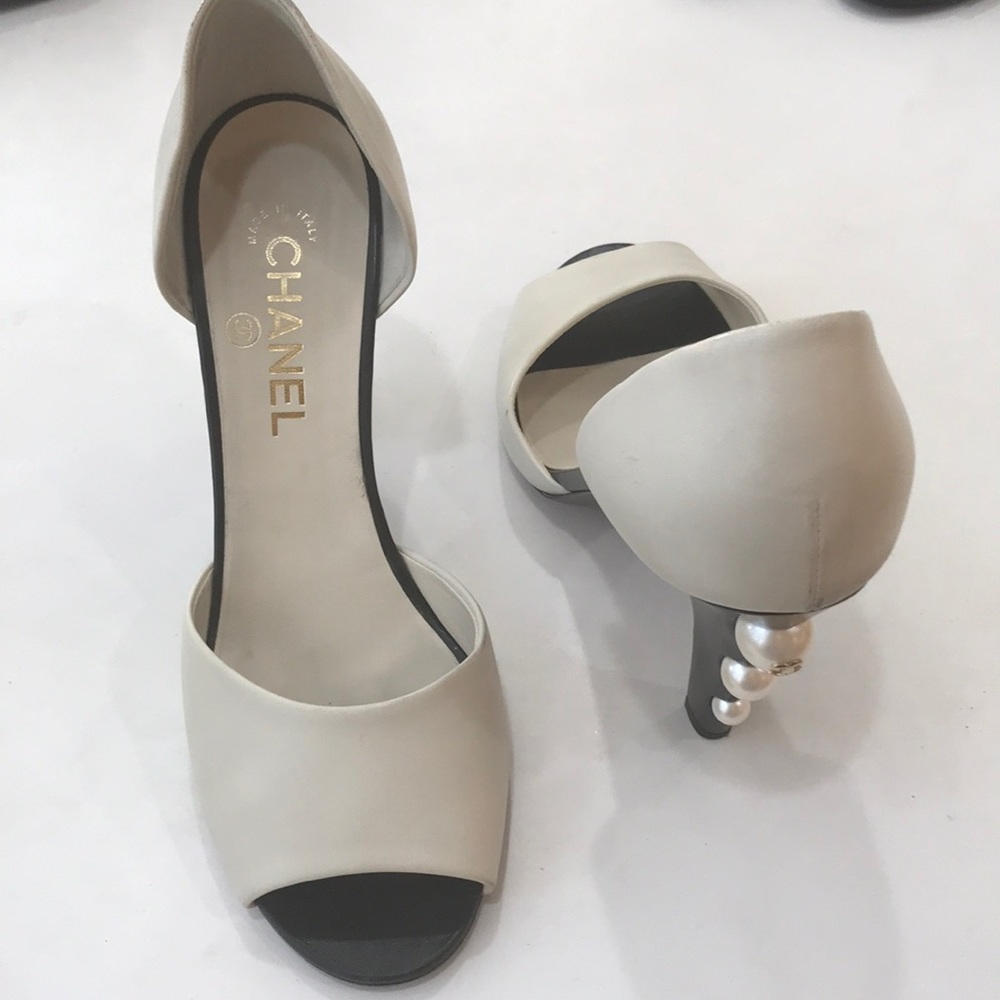 Chanel Black White Pumps Size 9